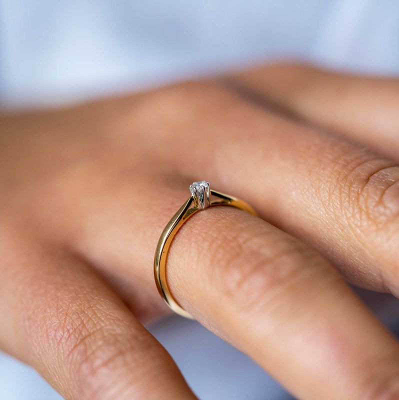 Ring i gult gull med diamant 0,05 ct WSI2 Anne