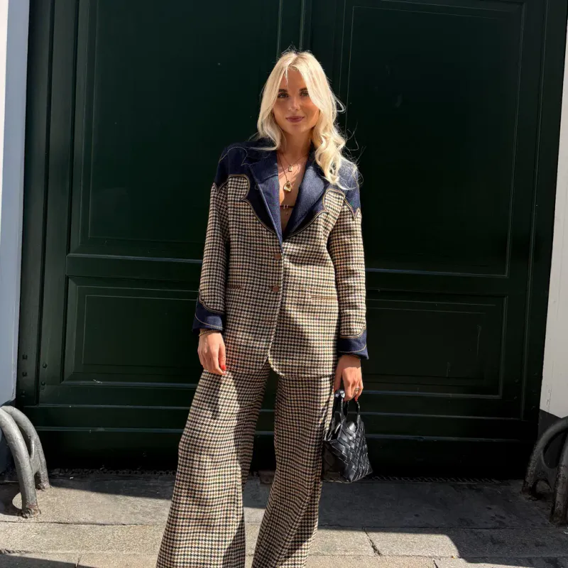 Frida Leonore Fate necklace i forgylt stål med hvit sten