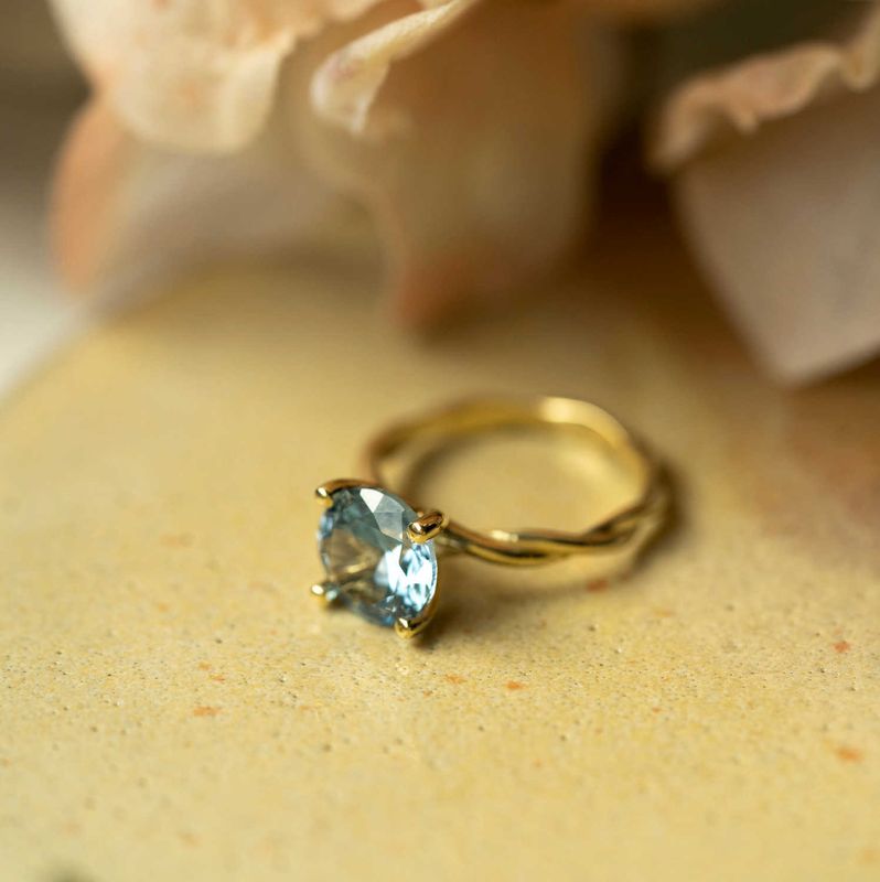 Drops ring i gull med syntetisk Spinell