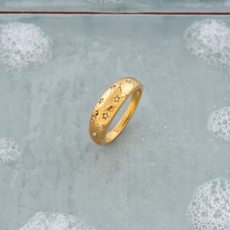 Frida Leonore Starlight ring i forgylt stål med hvite stener